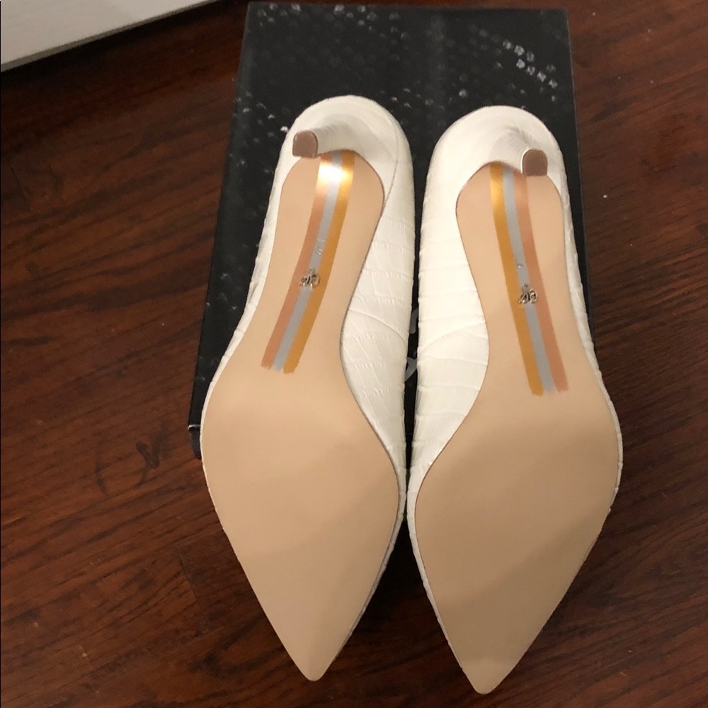 NWOT Sam Edelman Ivory Croc-Embossed Pointed Toe Leather Pumps - Picture 10 of 14
